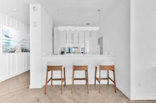 Penthouse 8, 2 Bedroom Bi-level Suite, Bedroom 1: 1 King, Bedroom 2: 1 King, Ocean view, Balcony