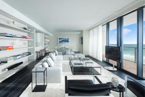 Luxury Oceanfront 3.5 Bdr, Suite, Bedroom 1: 1 King, Bedroom 2: 1 King, Bedroom 3: 1 Queen