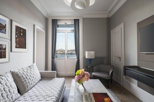 Lake Front Suite, 1 Bedroom Suite, 1 King, Sofa bed, Balcony