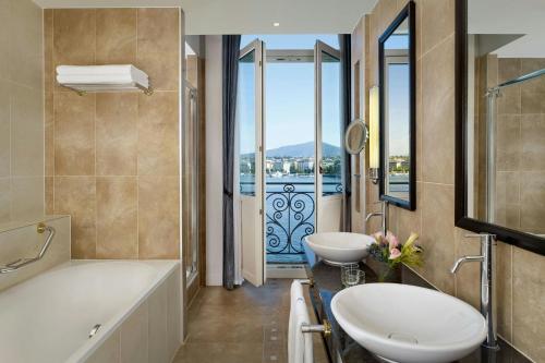 Lake Front Suite, 1 Bedroom Suite, 1 King, Sofa bed, Balcony