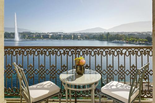 Lake Front Suite, 1 Bedroom Suite, 1 King, Sofa bed, Balcony
