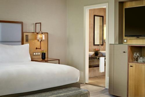 Lake Front Junior Suite, Suite, 1 King, Lake Front view