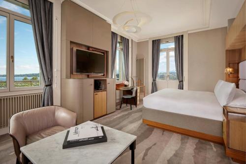 Lake Front Junior Suite, Suite, 1 King, Lake Front view