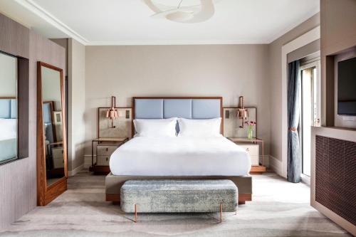 Deluxe Lake View, Guest room, 1 King, Lake view