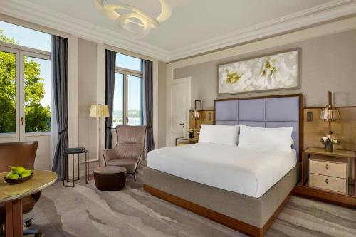Deluxe Lake View, Guest room, 1 King, Lake view