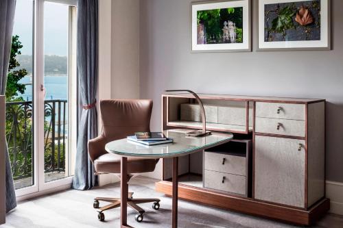 Deluxe Lake View, Guest room, 1 King, Lake view