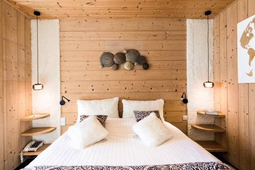 Double Room M (2 Adults)