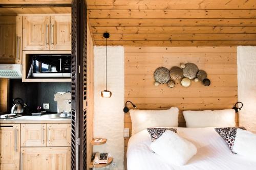 Double Room M (2 Adults)