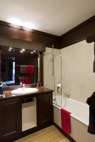 Double Room M (2 Adults)