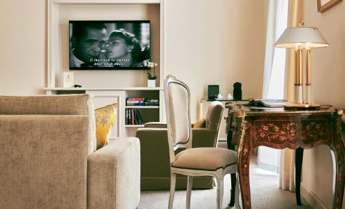 Junior Suite with Harbour and Car Park View