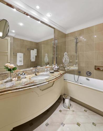 Junior Suite with Harbour and Car Park View