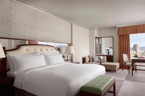 Club Deluxe Room, Club level, Guest room, 1 King, City view