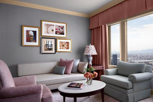 Club Suite, Club level, 1 Bedroom Suite, 1 King, City view