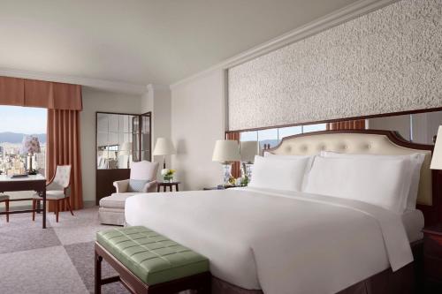Deluxe Room, Guest room, 1 King, City view, Corner room