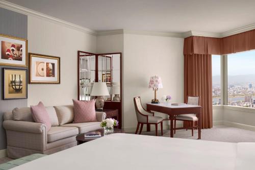 Junior Suite, Guest room, 1 King, City view, Corner room