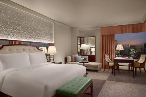 Skyview Deluxe Room, Guest room, 1 King, City view