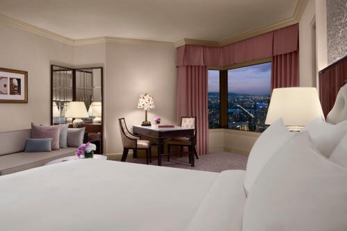 Skyview Junior Suite, Junior Suite, 1 King, City view