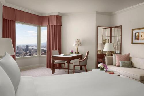 Skyview Junior Suite, Junior Suite, 1 King, City view