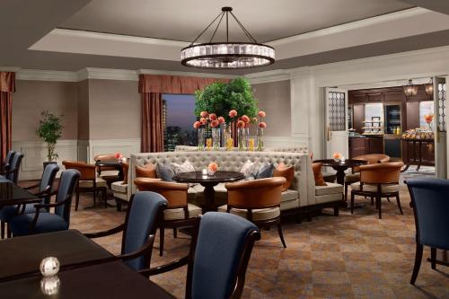 Club Deluxe Two Queen, Club level, Guest room, City view