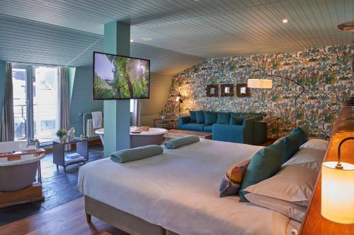 Signature Suite