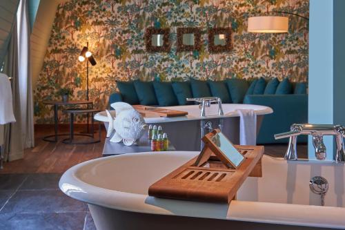 Signature Suite