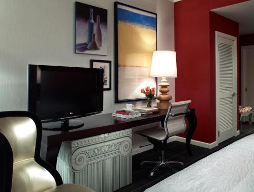 Premium King Room with Neighborhood View