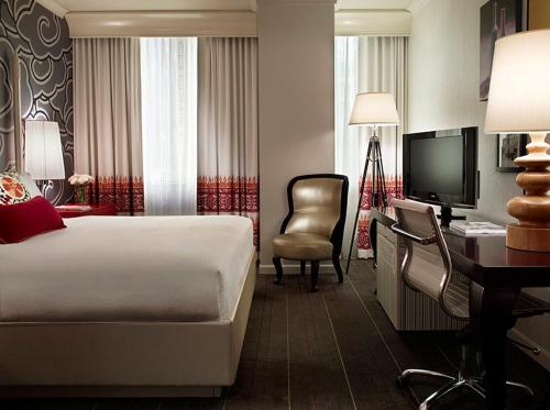 King Room with Mobility Accessible Tub
