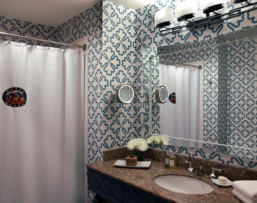 Queen Room with Two Queen Beds and Mobility Accessible Tub