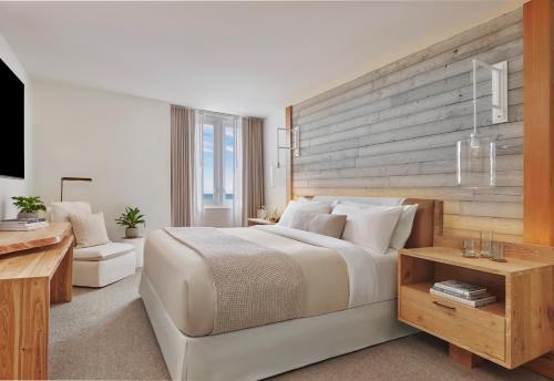 One-Bedroom King Suite with Balcony - Oceanfront