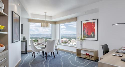 Suite with Mountain View