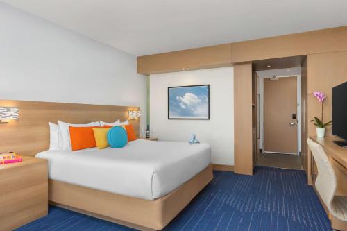 Deluxe King Room with Sofa Bed and Mountain View