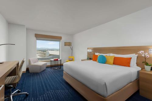Deluxe King Room with Mountain View - Hearing Accessible