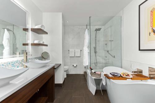 King Suite with Mountain View