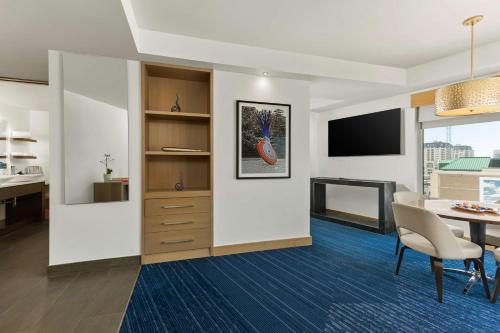 King Suite with Mountain View