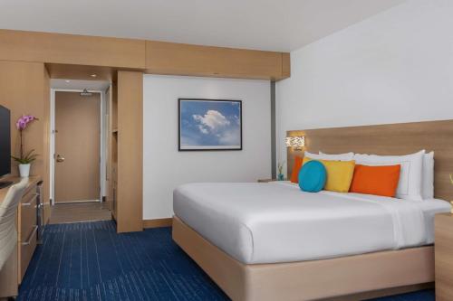 King Room with Roll-In Shower - Mobility Access