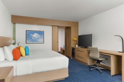 King Room with Roll-In Shower - Mobility Access