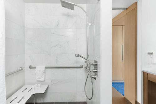 King Room with Roll-In Shower - Mobility Access