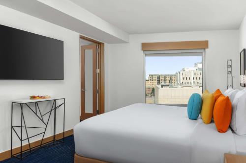 One-Bedroom King Suite with Balcony