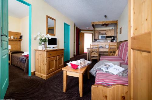Comfort One-Bedroom Apartment with Cabin (4-6 Persons)