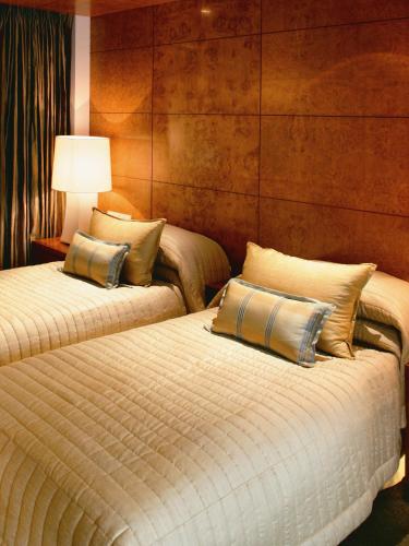 Statue Square View Twin Room