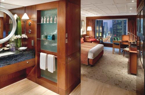 Statue Square View Twin Room