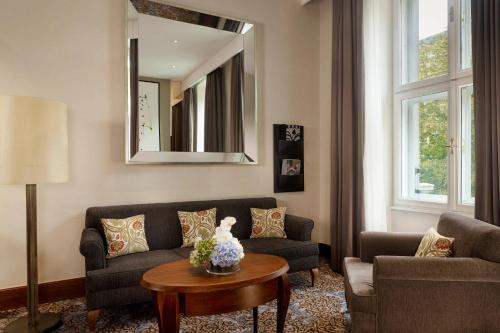 Premium Suite with Club Lounge Access