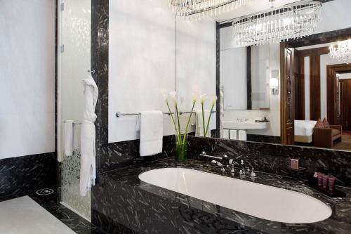Presidential Suite with City View and Club Lounge Access