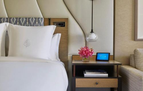 Deluxe King Room with Ocean View - Accessible