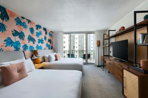 Deluxe Room, 2 King Beds, Balcony 