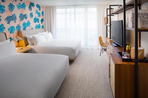 Deluxe Room, 2 King Beds, Balcony 