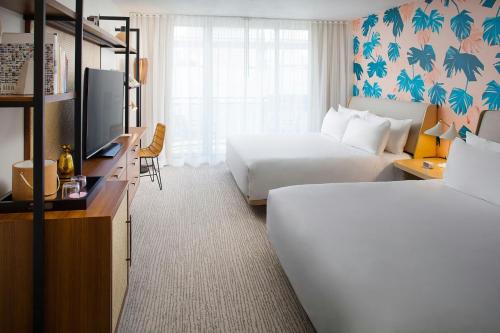 Deluxe Room, 2 King Beds, Balcony 