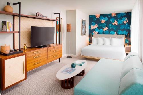 Junior Suite, 1 King Bed, Twin Day Bed, Double Balcony