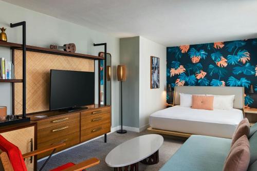 Junior Suite, 1 King Bed, Twin Day Bed, Double Balcony