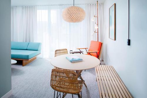 Junior Suite, 1 King Bed, Twin Day Bed, Double Balcony